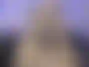 Sara encontra outra maneira de usar o massageador de pescoço.