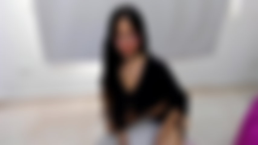 Curtindo seu pau na minha boca, de joelhos no chão.