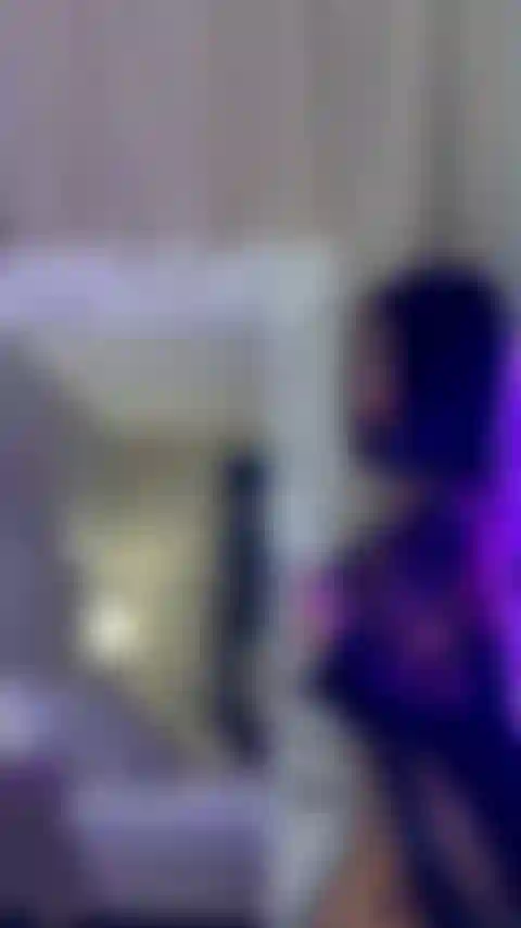 Convido você a me fazer vibrar e ver como você me deixa molhada.