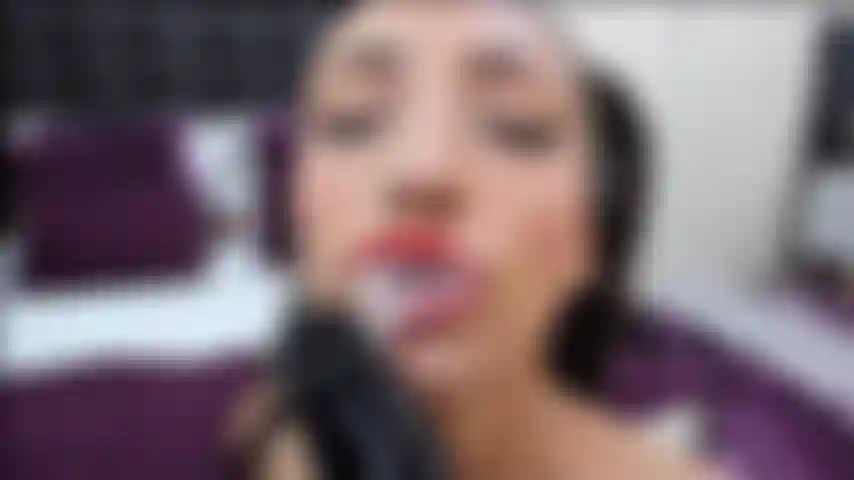 Boquete slobbery para um vibrador preto.