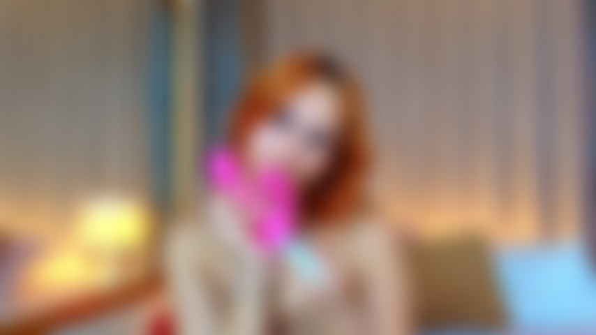 Abrindo minha buceta com essas vibrações quentes.