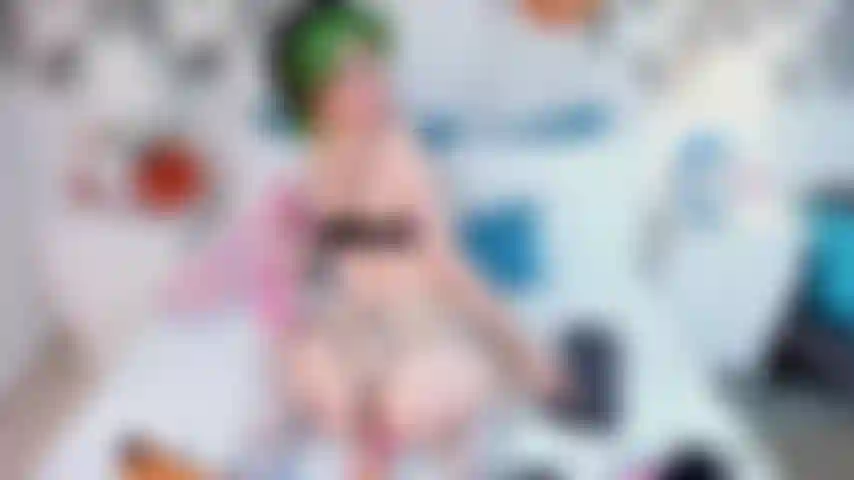 Me veja cavalgar nesse pau delicioso.