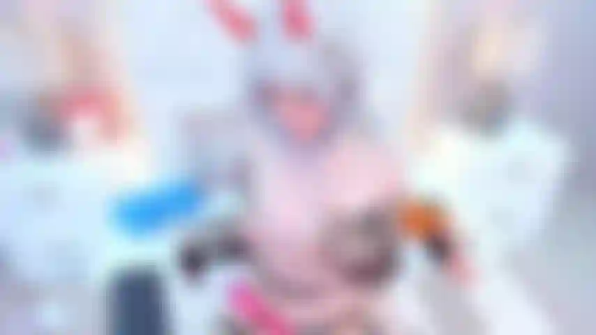 Venha brincar com meus peitos.