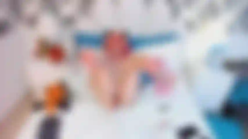 Sei que você gosta de ver como eu fodo minha bucetinha.