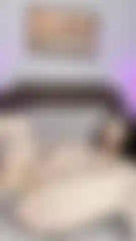 Acende o plug anal e fode a buceta dura!