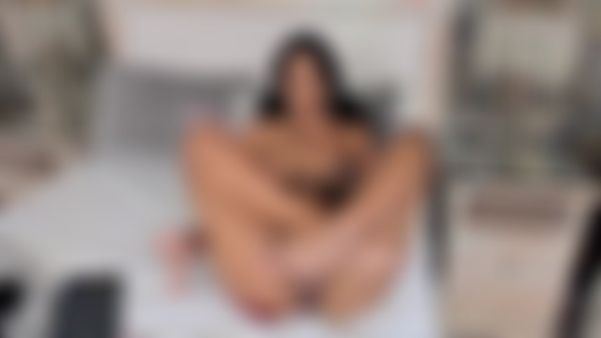 Minha boceta está encharcada, só esperando você me foder fundo e com força.