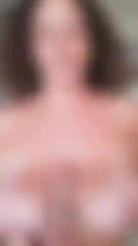 Fodendo tetas com contagem regressiva de porra (orientação retrato).