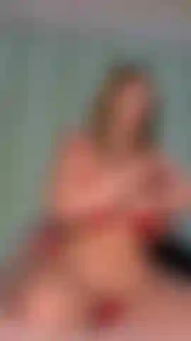 Voyeur / provocação de loção - provocação de loção de biquíni vermelho (filmado no telefone).