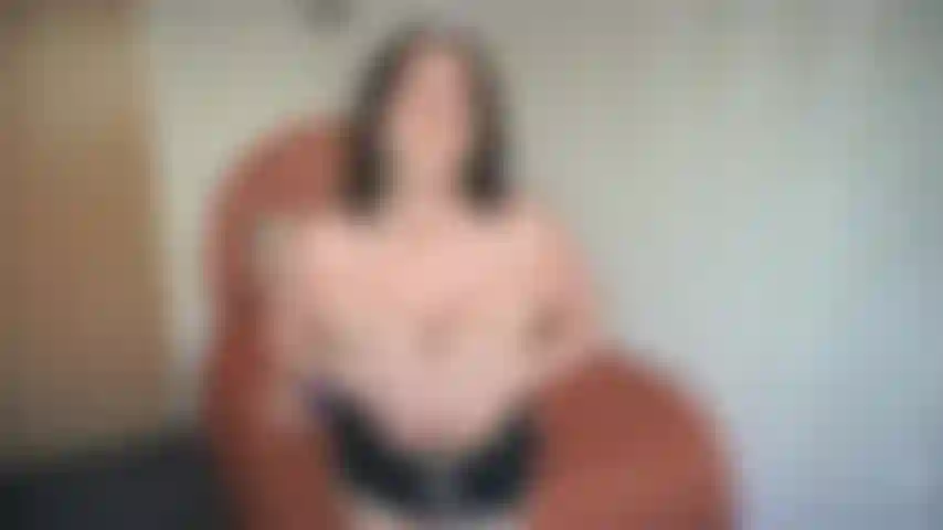 Peitos grandes espremidos em sutiãs pequenos.