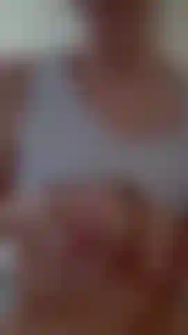 Ordenhando meus peitos enquanto eles escorrem para minha boceta carnuda.