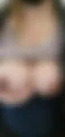 . Observe-me ordenhar meus grandes seios de grávida cheios de colostro.