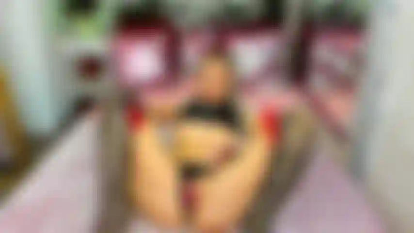 Esfregando minha buceta com as pernas para cima mmm.