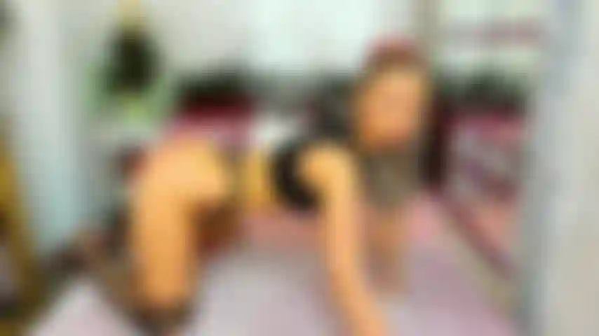 Provocando minha bunda na cama com calcinha sexy.