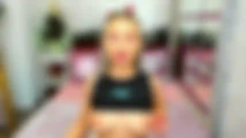 Me divertindo e me tocando estou tão excitada agora...