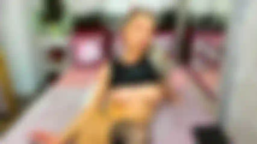 Esfregando minha buceta pela calcinha com os peitos de fora.