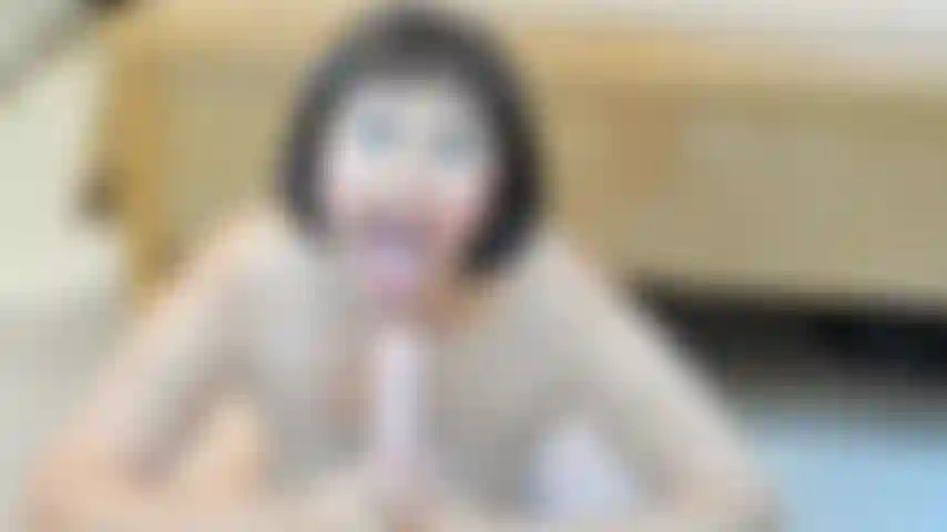 Estou chupando, garganta profunda meu vibrador enorme e gozada no meu rosto com meu vibrador sqiurting.