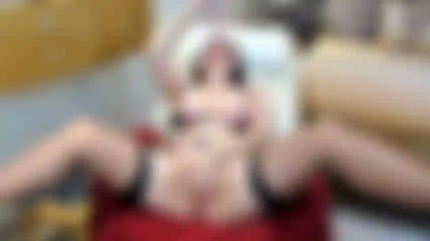 Observe que estou brincando com minha doce buceta e garganta profunda com meu grande vibrador.