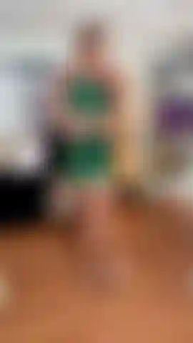 Bem vestida mas me sentindo safada.... Desenrole meu enfeite e vamos nos divertir de um jeito sexy. Me prove, me provoque, me foda até eu gozar.