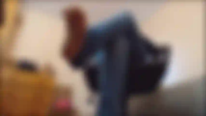 Encorajamento de masturbação de jeans e fetiche por pés.