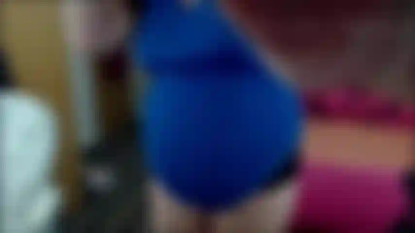 Agachamento nu fortemente grávida.