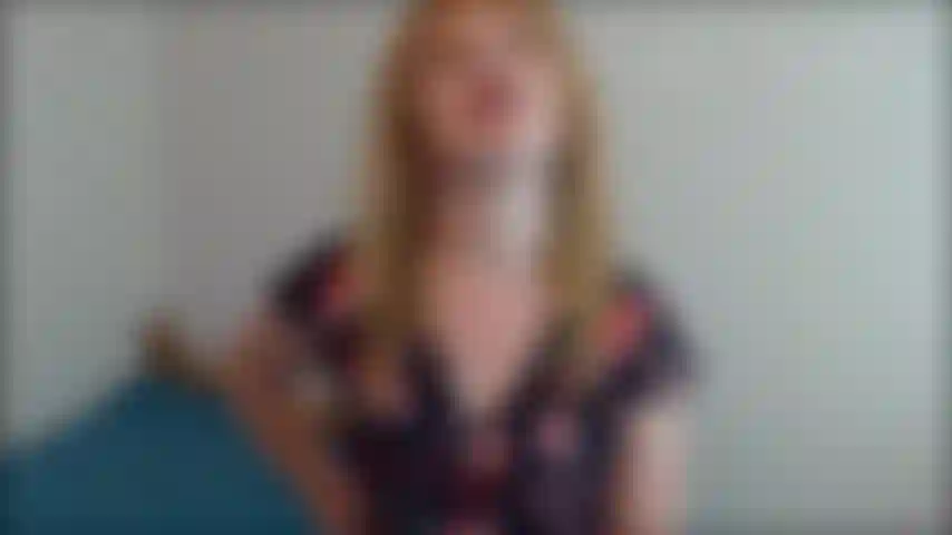 Essa menina tem um pau surpresa! Estivemos em um encontro e agora estamos de volta na sua casa. Estou desesperada para te foder, mas tenho uma surpresa, um belo pau grande e duro. Você inicialmente fica chocada e...