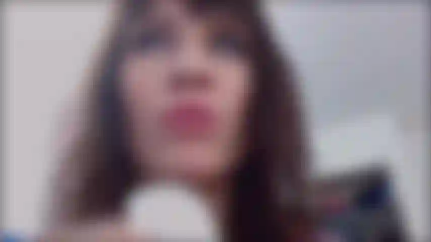 Fixação oral com batom.