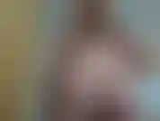 Esfregando óleo na minha barriga muito grávida, enquanto nua.