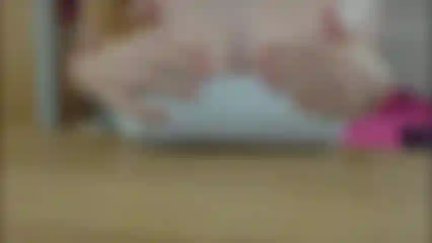 Ordenhando meus seios de grávida na mesa e fazendo bagunça.