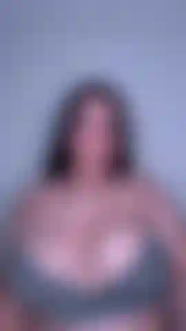 Balançando meus seios grandes e sensuais, deliciando você com meu corpo e meus movimentos.