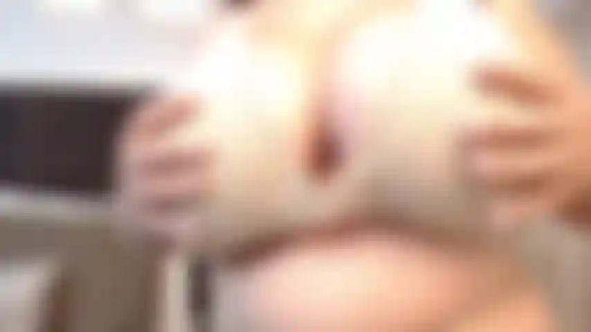 Os peitos balançam.