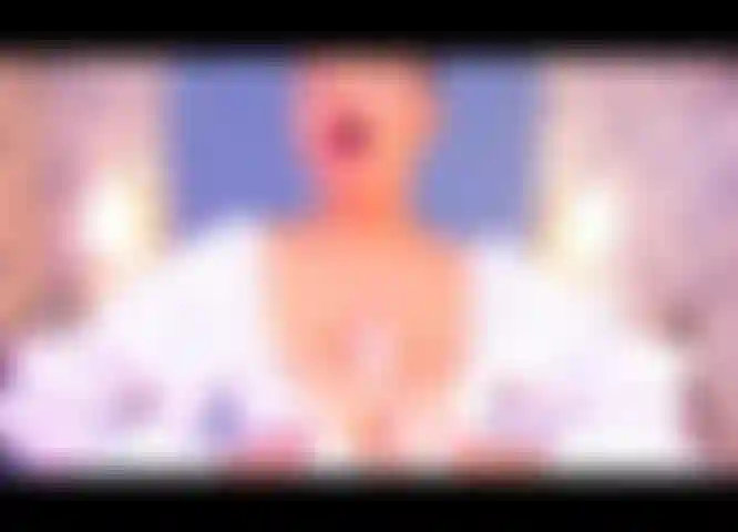 Masturbação com os peitos e boquete.