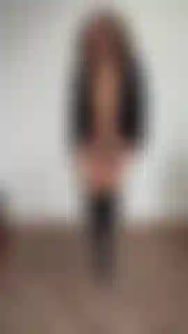 Casaco preto, calcinha e botas, modelando para você.
