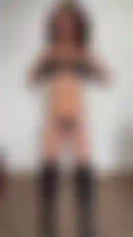 Luvas pretas nos meus seios, mas meus mamilos saíram mesmo assim.