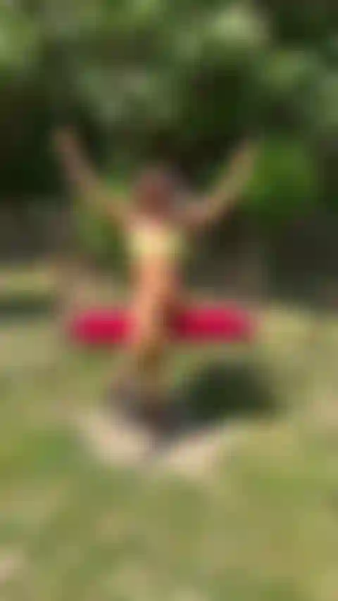 No meu balanço, aproveitando o sol de biquíni.