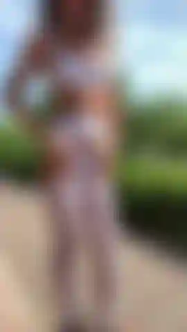 Meias brancas, calcinha e sutiã, provocações ao ar livre.