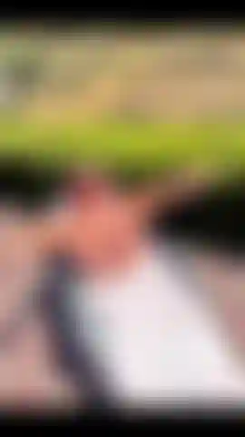 Pernas para cima, bem abertas, diversão ao ar livre em topless.
