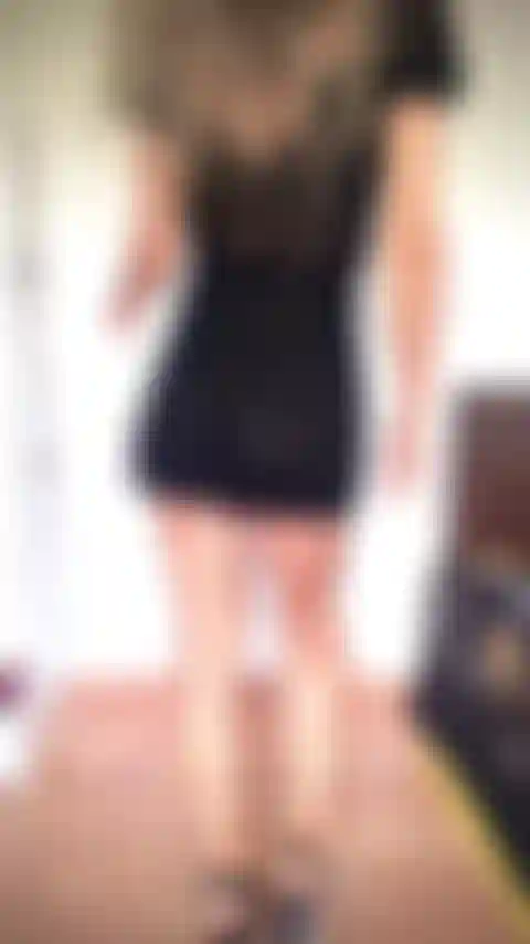 Curvada na parede, andando com minha lingerie preta sexy, sem calcinha, exibindo minhas pernas musculosas, bunda em forma e bucetinha perfeita....