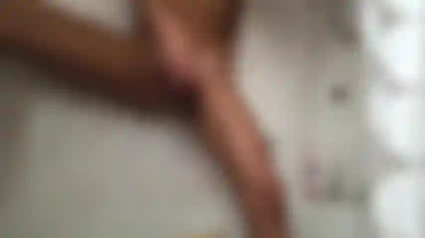 Buceta brincando com vibrador no chuveiro, vista frontal, perna para cima.