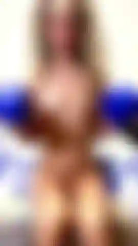 Cachos de bíceps nus com halteres.