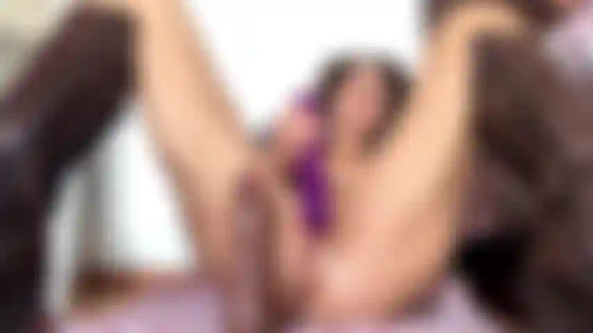 Varinha vibratória fodendo minha bucetinha apertada, abrindo os lábios grandes da minha bucetinha, pernas bem abertas no chão, botas calçadas...