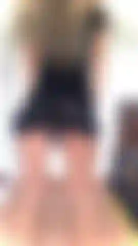 Buceta de perto curvada, longos lábios pendurados, lingerie preta sexy, pernas musculosas.