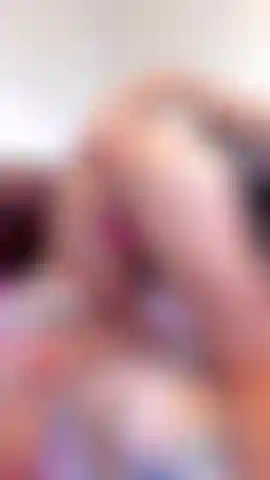 Dedilhando minha bunda apertada.