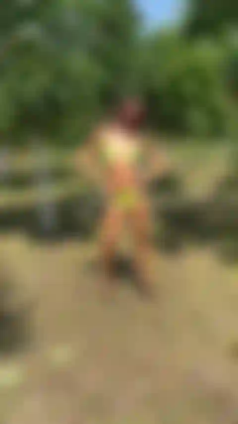 Curtindo um dia de sol, modelando biquíni.