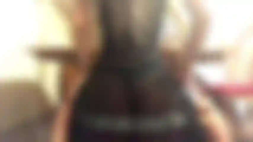 Buceta suculenta brincando com vibrador na cadeira, cowgirl reverso, lingerie preta, exibindo minha bunda em forma.