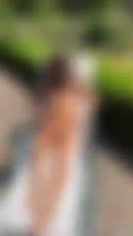 Tomando banho de sol em topless.