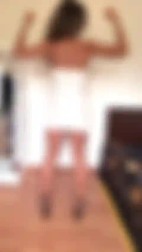 Com as costas flexionadas em meu vestido branco apertado.