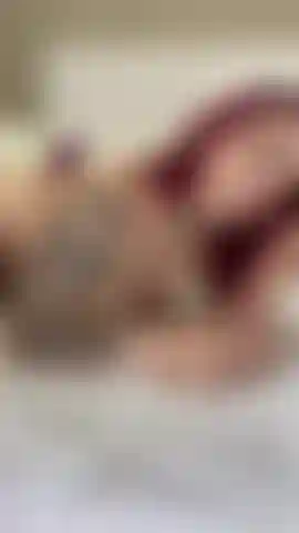 Filme vermelho chupando seu pau com muita saliva.