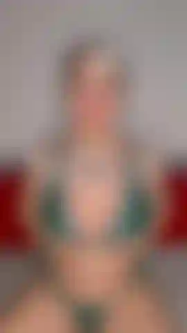 Alívio de estresse joi: nada alivia o estresse como uma sessão lenta e safada com você. Me observe com meu sutiã e calcinha de renda verde enquanto eu acaricio e chupо meu dildo de 20 cm, guiando cada movimento seu com meu joi. Depois eu me fodo fundo e pressiono meu vibrador mágico contra meu clitóris até gozarmos juntos. Se solte comigo.