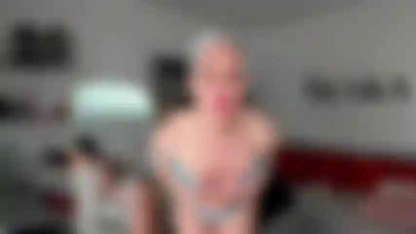 Roleplay de corno enjaulado: observe sua deusa madura em toda a sua glória nua enquanto ela te guia, seu corno em uma gaiola de castidade, com palavras sujas sobre transar com todos os seus homens alfa.