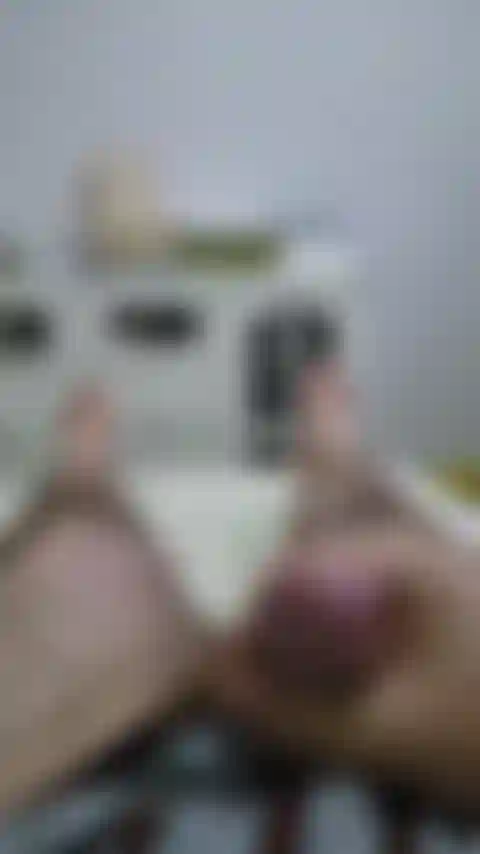 Cumming na cama.